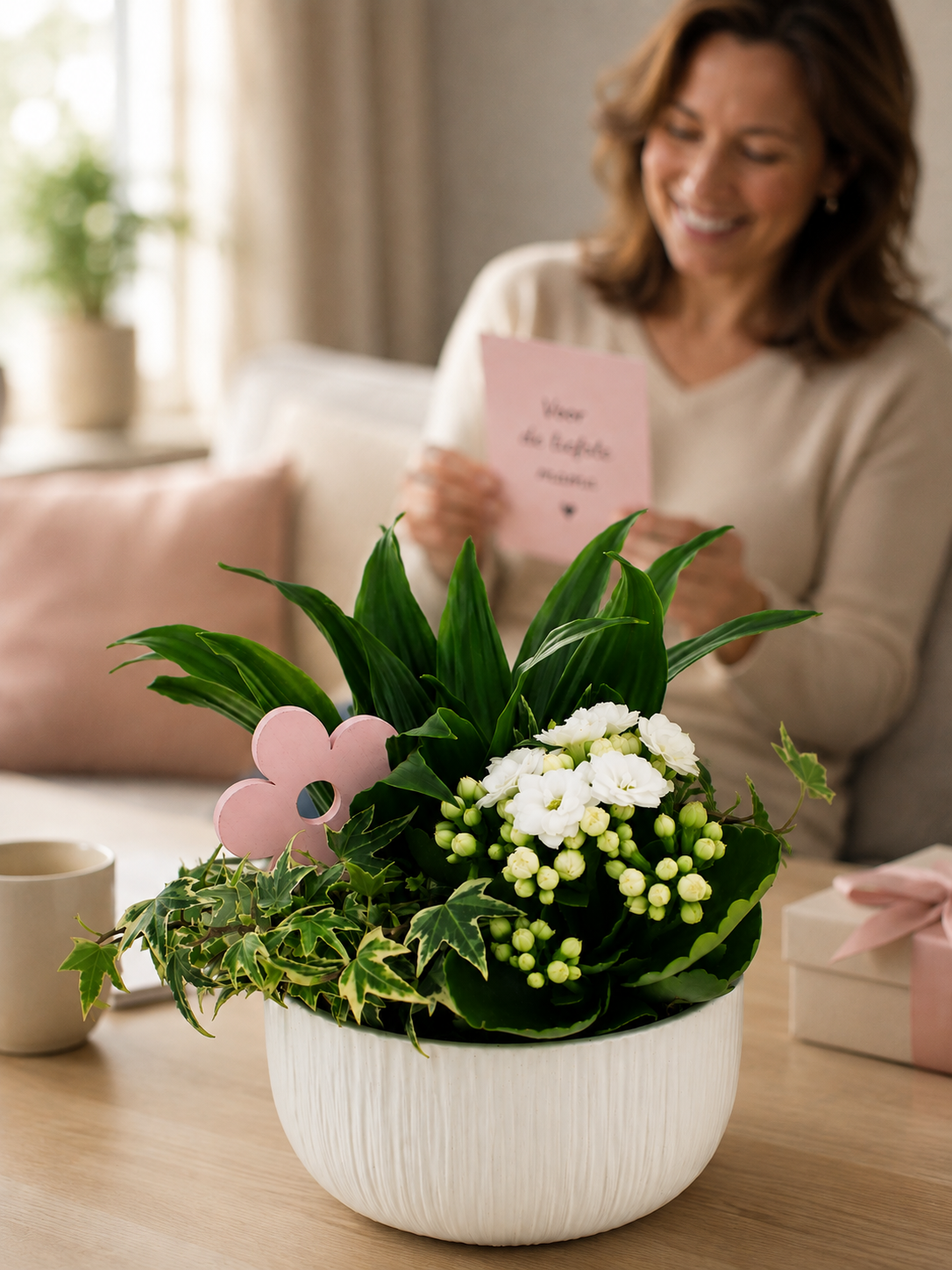 Decoratief plantenarrangement met bloemen